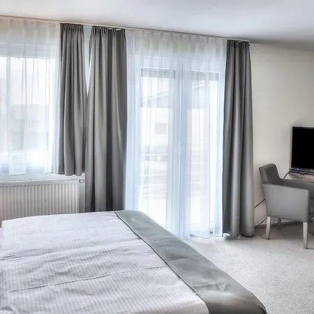 Fast Lane מלון 3*